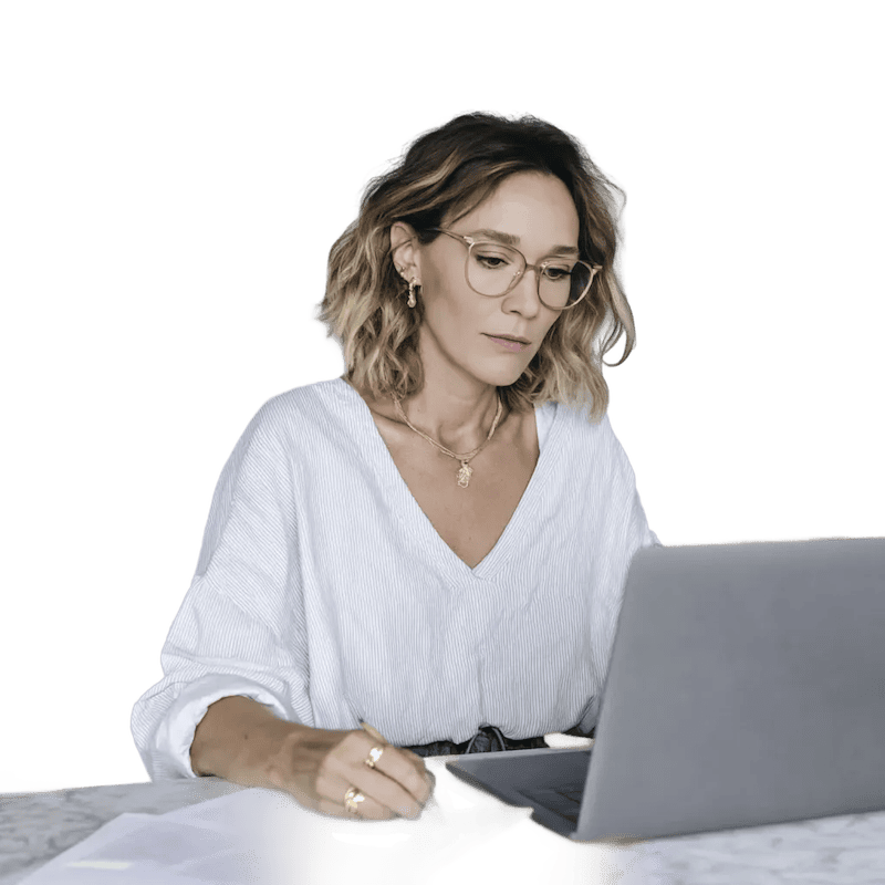 Femme blonde sur ordinateur